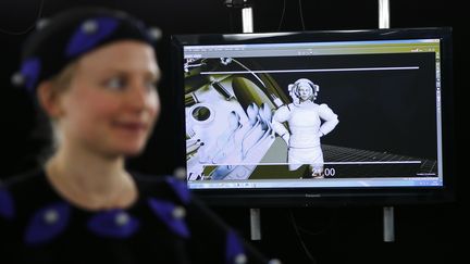 Une femme portant une combinaison munie de capteurs pour les effets spéciaux. (ADRIAN DENNIS / AFP)