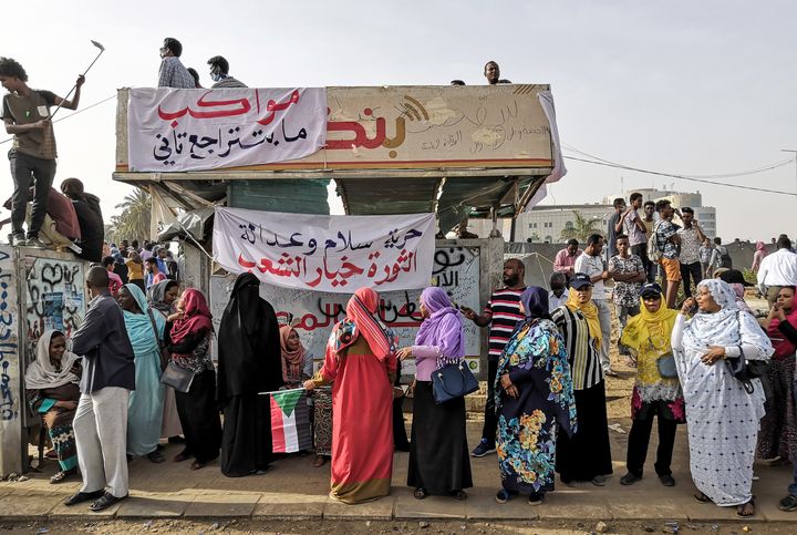 Femmes manifestant à Khartoum contre le régime du président el-Béchir le 11 avril 2019. (- / AFP)