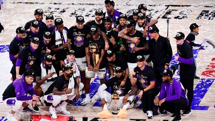 Les Lakers de Los Angeles posent pour une photo d'équipe avec le trophée après avoir remporté le championnat NBA contre Miami, le 11 octobre, à Lake Buena Vista, Floride.  (DOUGLAS P. DEFELICE / GETTY IMAGES NORTH AMERICA)