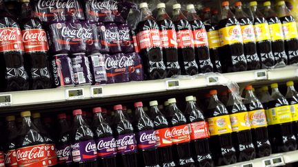 Des bouteilles de Coca-Cola dans un supermarch&eacute; de Neuilly-sur-Marne (Seine-Saint-Denis), le 29 d&eacute;cembre 2011. (BERTRAND GUAY / AFP)