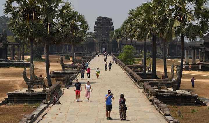 Les allées des temples d'Angkor Vat près de Siem Reap, complètement désertes. C'est habituellement le site le plus visité du Cambodge (AFP)