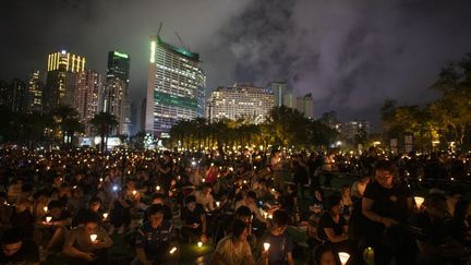 Un rassemblement en souvenir du massacre de la place&nbsp;Tiananmen, le 4 juin 2019 au parc Victoria, à Hong Kong. (VERNON YUEN / NURPHOTO / AFP)