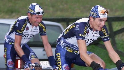 Les Français Richard Virenque et Pascal Hervé sous le maillot de Festina, sur le Tour de Lombardie, le 17 octobre 1998. (PASCAL PAVANI / AFP)