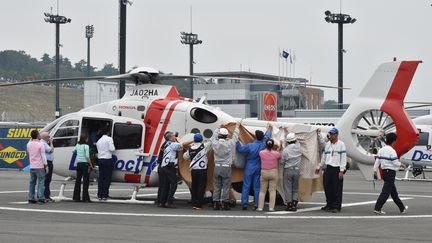 Alex de Angelis, emmené à l'hôpital après son accident (KAZUHIRO NOGI / AFP)