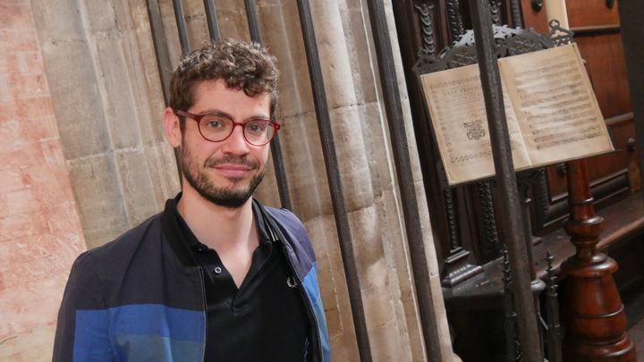 Paolo Zanzu dans la chapelle des Lombards de l'Eglise De' Frari où se trouve la pierre tombale de Monteverdi. A côté de lui, la partition d'une "Missa" (messe) du musicien.
 (Lorenzo Ciavarini Azzi/Culturebox)