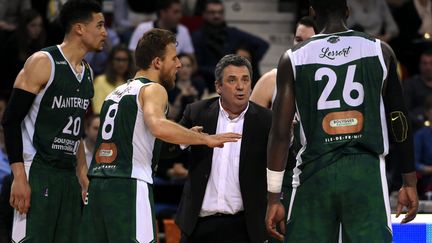 Le coach de Nanterre Pascal Donnadieu donne ses consignes (ALEXANDRE MARCHI / MAXPPP)