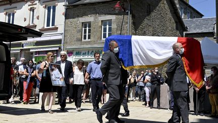 Le cercueil de Mélanie Lemée, recouvert d'un drapeau français à son entrée dans l'église.&nbsp; (STEPHANE GEUFROI / MAXPPP)