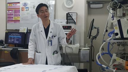 Le docteur sud-coréen Lee Cook-jong, qui a pris en charge le soldat nord-coréen grièvement blessé lors de sa défection, à l'hôpital de Suwon, en Corée du Sud, le 23 novembre 2017. (REUTERS)