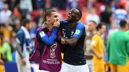 Antoine Griezman et Blaise Matuidi lors du match contre l'Australie, le 16 juin 2018 à Kazan en Russie. (FRANCK FIFE / AFP)