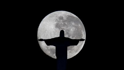 La statue du Christ R&eacute;dempteur devant la lune &agrave; Rio de Janeiro (Br&eacute;sil), le 4 juillet 2012. (FELIPE DANA / AP / SIPA)