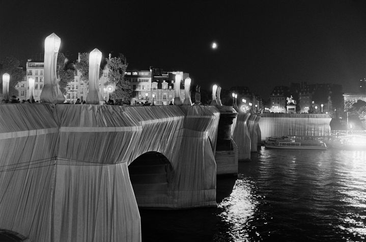 Le Pont-Neuf empaqueté par Christo, le 22 septembre 1985. (PIERRE GUILLAUD / AFP)