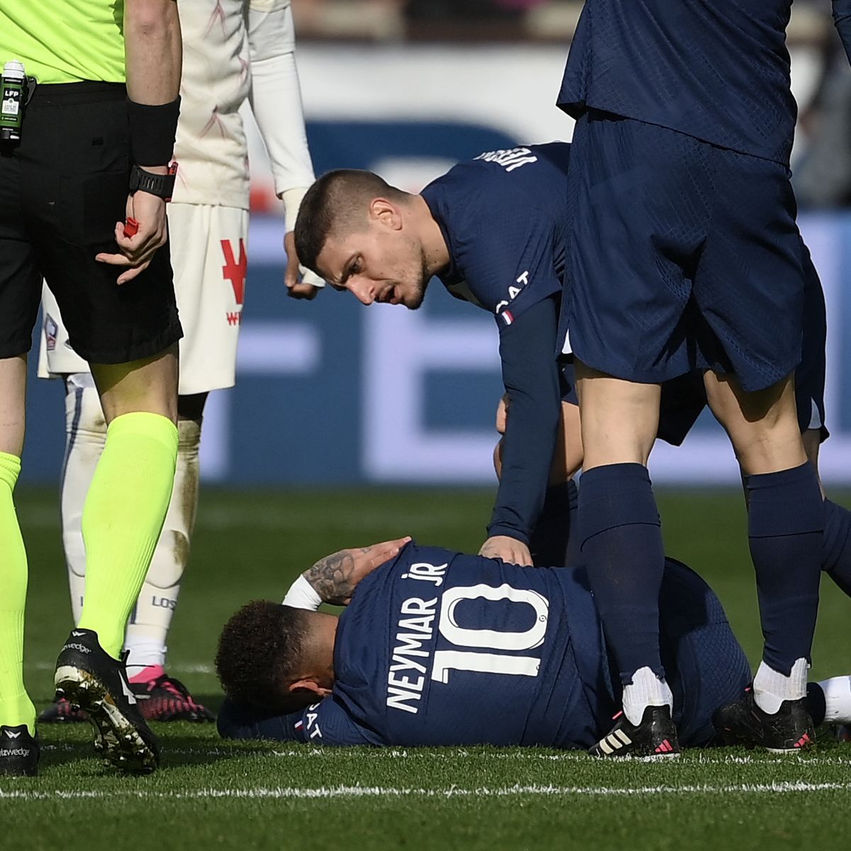 PSG Neymar souffre d une entorse de la cheville avec