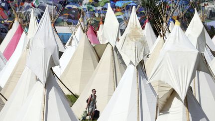 Un festivalier &agrave; son arriv&eacute;e &agrave; Glastonbury (Royaume-Uni), le 25 juin 2014. (CATHAL MCNAUGHTON / REUTERS)