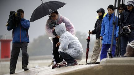 Une &eacute;quipe de t&eacute;l&eacute;vision filme des proches de passagers &agrave; Jindo, le 17 avril 2014, au lendemain du naufrage du "Sewol". (LEE JIN-MAN / AP / SIPA)