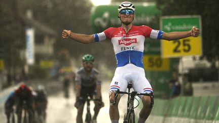 Mathieu van der Poel l'emporte à Lachen lors de la 2e étape du Tour de Suisse, le 7 juin 2021.&nbsp; (GIAN EHRENZELLER / KEYSTONE)