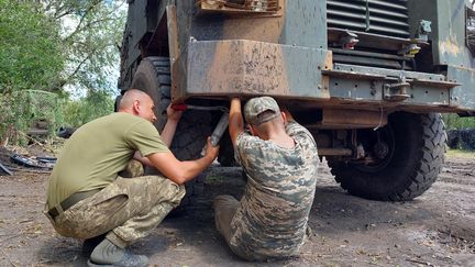 Intervention sur un blindé de transport de troupes qui a sauté sur une mine anti-char. Près de Donetsk (Ukraine), juillet 2023 (ISABELLE LABEYRIE / RADIO FRANCE)