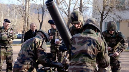 Jean-Yves Le Drian assiste &agrave; une d&eacute;monstration du&nbsp;93e r&eacute;giment d'artillerie de montagne, mardi 3 d&eacute;cembre, &agrave; Varces (Is&egrave;re). (PHILIPPE DESMAZES / AFP)