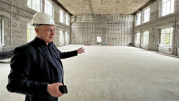 Igor Krouchtchenko, recteur de l'université, sur le chantier de la future bibliothèque (SYLVAIN TRONCHET / RADIO FRANCE)