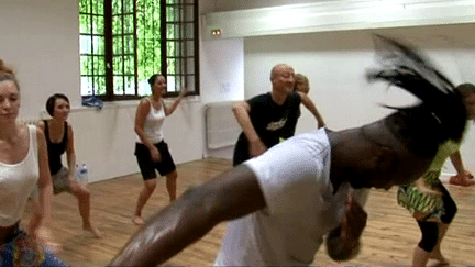 Louis-Pierre Yonsian, danseur et chorégraphe originaire de Côte d'Ivoire, initie aux danses d'Afrique de l'ouest dans le cadre de Vaison-Danses
 (France3 / Culturebox)