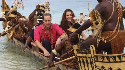 Le prince William et son &eacute;pouse Kate arrivent en pirogue &agrave; Tavanipupu (Iles Salomon), le 17 septembre 2012. (RICK RYCROFT / AP / SIPA)
