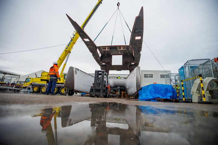 Chantier du bateau de Roland Jourdain, We Explore, lors de la conception du pont en fibre de lin. (Robin Christol)