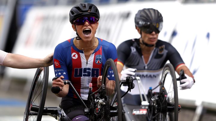 Oksana Masters célèbre sa victoire sur la course en ligne (catégorie H5) lors des championnats du monde de paracyclisme, le 11 août 2023. (WILL MATTHEWS / MAXPPP)