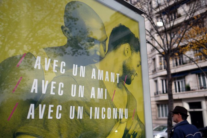 L'affiche de prévention du sida du ministère de la Santé à Marseille, le 22 novembre 2016.&nbsp; (BORIS HORVAT / AFP)