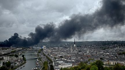 De la fumée noire au-dessus de Rouen (Seine-Maritime), le 26 septembre 2019, après l'incendie à l'usine Lubrizol. (PHILIPPE LOPEZ / AFP)