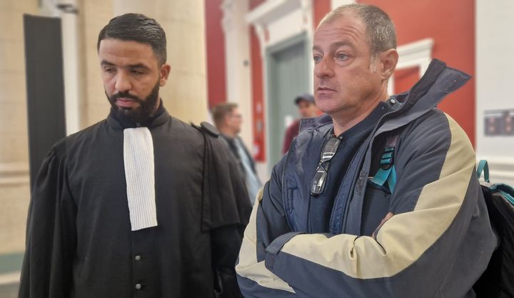 Frédéric Descours et son avocat Ilyacine Maallaoui, au tribunal d'Amiens (Somme), le 20 novembre 2023. (GAUTIER LECARDONNEL / MAXPPP)