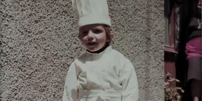 Sébastien Bras, enfant, heureux comme un chef en cuisine.
 (TousCoProd)