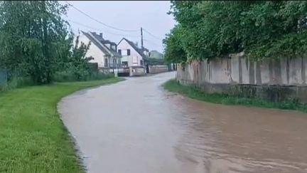 Intempéries : des violents orages de pluie et de grêle ont surpris l’Île-de-France et la Normandie (franceinfo)