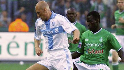 L'attaquant suédois Klas Ingesson face à Saint-Etienne sous le maillot de l'OM en 2000 (GERARD MALIE / AFP)