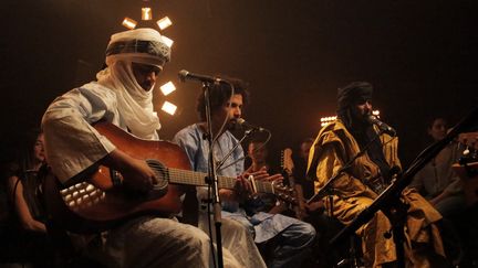 Trois membres de Tinariwen, dont Abdallah au premier plan, à la Nova Session du 14 mai 2014
 (Thibaut de Corday)