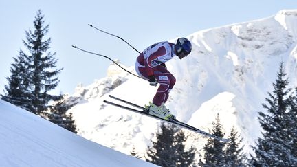 Aksel Lund Svindal a pris la tête du combiné de Wengel après la première manche.  (FABRICE COFFRINI / AFP)