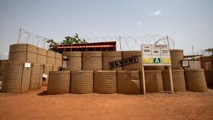 Une entrée de la base militaire 101 à Niamey (Niger), le 15 juillet 2022. (BERTRAND GUAY / AFP)