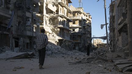Dans les rues d'Alep, le 24 septembre 2016. Depuis la fin de la trêve lundi, la deuxième ville de Syrie vit au rythme des bombardements. (KARAM AL-MASRI / AFP)