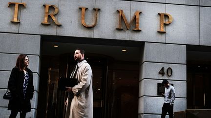 Un passant devant le "Trump Building", à New York, le 24 février 2017.&nbsp; (SPENCER PLATT / GETTY IMAGES NORTH AMERICA)