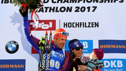 Lowell Bailey, accompagné de sa femme et sa fille, offre sa première médaille aux Etats-Unis. (FRANCK FIFE / AFP)