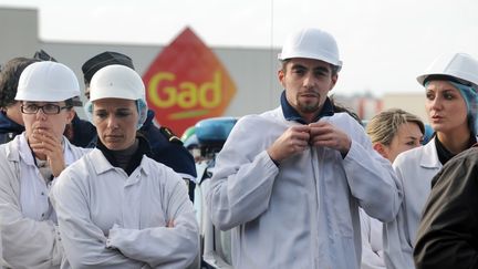 Des salari&eacute;s de l'abattoir Gad de Josselin (Morbihan), le 22 octobre 2013. (FRED TANNEAU / AFP)