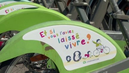 Des stickers anti-avortement ont été collés sur des Vélib', à Paris, par des membres du mouvement "Les survivants". Une action sauvage dénoncée par la société responsable du service, qui annonce porter plainte. (FRANCEINFO)