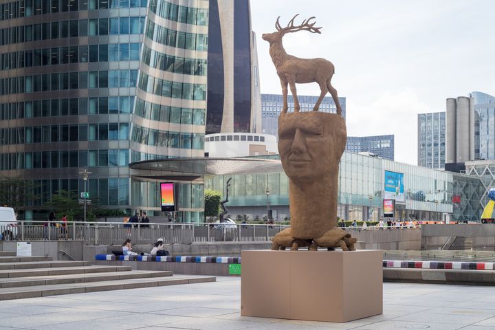 "Les Ancêtres du Futur" le 21 juin 2022, oeuvre de Gloria Friedmann exposée dans le quartier de la Défense à Paris, dans le cadre des "Extatiques".&nbsp; (MARTIN ARGYROGLO)