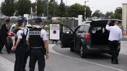 Une fouille de véhicule effectuée à l'entrée de l'université d'été du Medef à Jouy-en-Josas (Yvelines), le 30 août 2017. (MAXPPP)