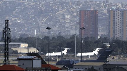 Des avions à l'aéroport Hamid Karzai de Kaboul (Afghanistan) le 30 août 2021.
 (WALI SABAWOON / AP)