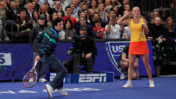 Rory McIlroy et Caroline Wozniacki participent &agrave; un match de tennis d'exhibition, le 5 mars 2012 &agrave; New York. (CHRIS TROTMAN / GETTY IMAGES NORTH AMERICA)