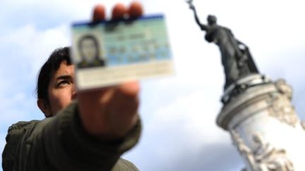 Un individu tend sa carte d'identité Place de la République (AFP/Lionel Bonaventure)