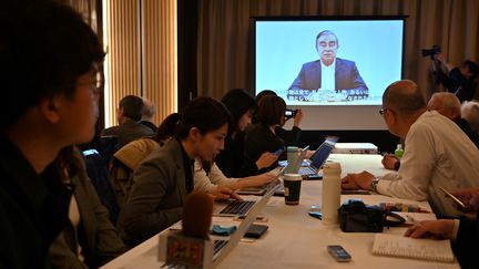 Des journalistes japonais écoutant la conférence de presse de Carlos Ghosn, à Tokyo (Japon), le 9 avril 2019. (CHARLY TRIBALLEAU / AFP)