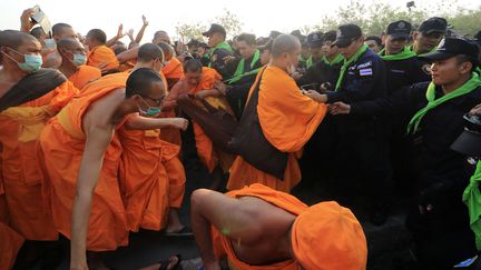 En Thaïlande, un temple bouddhiste investi par la police