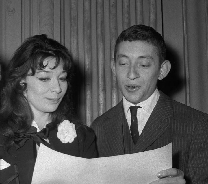 Juliette Gréco et Serge Gainsbourg lors de la remise des Grands prix du disque 1959 le 13 mars 1959, attribué pour la chanson Hommes à Serge Gainsbourg ex-aequo avec Marcel Amont. (UPI / AFP)