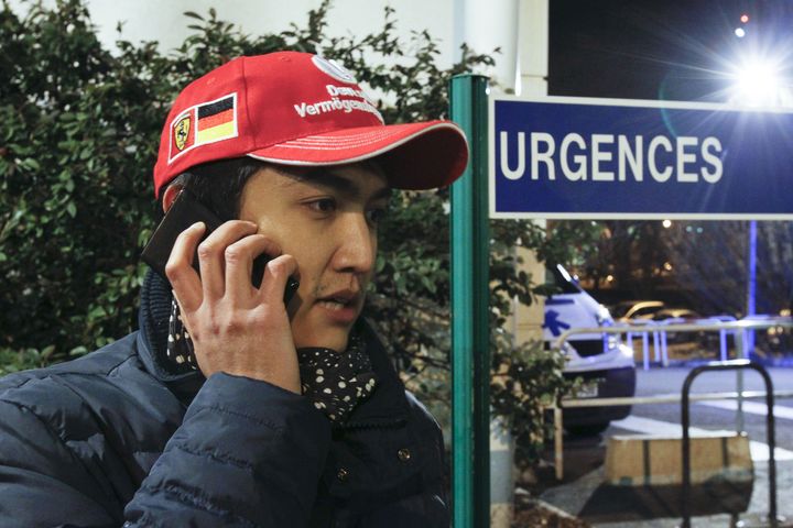 Un fan de "Schumi"devant l'entr&eacute;e des urgences du CHU de Grenoble (Is&egrave;re), dimanche 29 d&eacute;cembre 2013. (ROBERT PRATTA / REUTERS)