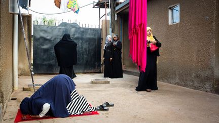 où 18.000 familles somaliennes résident dans le quartier de Kisenyi, rebaptisé «Petit Mogadiscio», du nom de la capitale de Somalie. Dans son reportage «Derrière le voile et les murs», la photoreporter qui vit en Ouganda a voulu témoigner de la situation des femmes exilées. 1,5 millions de personnes ont fui ce pays, en proie depuis un quart de siècle à une guerre civile. Ces femmes réfugiées sont en quête de sens et d’authenticité dans un espace transitionnel où l’amitié et la solidarité jouent un rôle primordial. Le travail d’Anne Ackermann, membre de l’agence photo Focus, a été exposé à dans le monde entier. (Anne Ackermann)